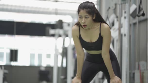 Asiatische Frauen Sind Durch Bewegung Und Atmung Erschöpft — Stockvideo
