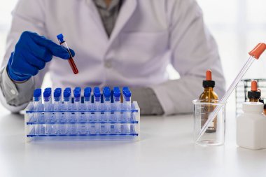 Doktor tıbbi konsepti incelemek için atardamarı tutuyor