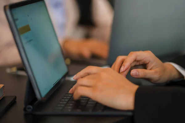 Trabalhar Aprender Estudar Com Tablet Para Navegar Web Line — Fotografia de Stock