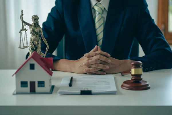 Hand Judge Holding Hammer House Model Mediating Property Disputes Court — Stock Photo, Image