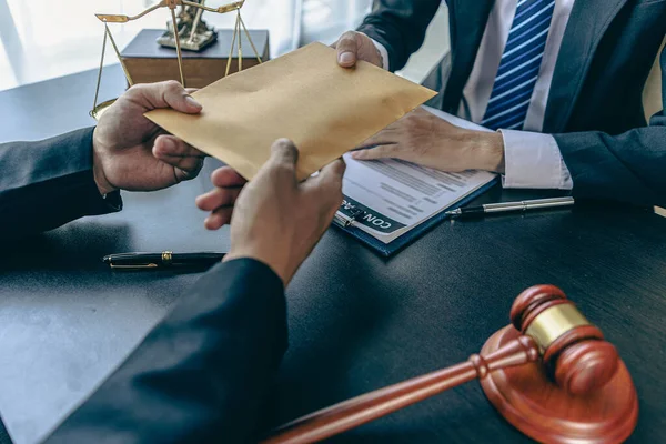 Een Advocaat Officier Accepteert Steekpenningen Van Cliënten Rechtszaal Omkoping Aannemen — Stockfoto