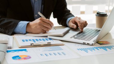 Günlük iş iş verileri veri analizi grafikleri ve grafikleri bilgisayar iş finansmanı ve stratejik muhasebe kavramlarını kullanır