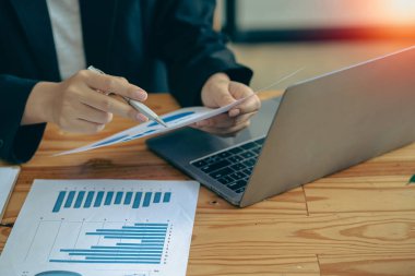 Günlük iş iş verileri veri analizi grafikleri ve grafikleri bilgisayar iş finansmanı ve stratejik muhasebe kavramlarını kullanır