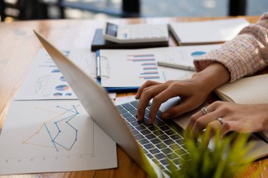Günlük iş iş verileri veri analizi grafikleri ve grafikleri bilgisayar iş finansmanı ve stratejik muhasebe kavramlarını kullanır