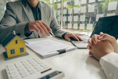 Emlak acenteleri yeni ev alıcılarıyla konuşur, iyi faiz oranları teklif eder ve emlak konsepti kararlarının alınmasına yardımcı olmak için ipotek finansmanında müşterileri hesaplar..