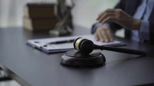 Conceito Justiça Leilãoo Juiz Usa Mão Para Golpear Martelo Câmera — Vídeo de Stock