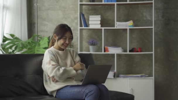 Attraktive Asiatin Arbeitet Mit Laptop Auf Sofa Hause — Stockvideo