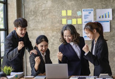 Başarılı iş ekipleri, ortaklarla birlikte çalışarak başarı için stratejik planlama geliştirmek için yeni proje fikirleri üretiyor. finansal iş kavramı