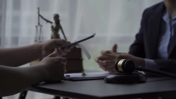 Avukat Genç Adamdan Para Alıyor Rüşvet Yolsuzluk Konsepti — Stok video