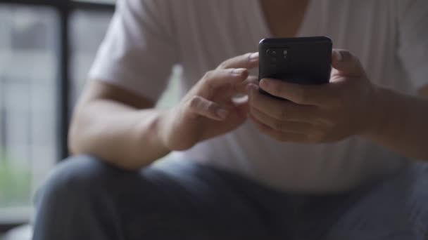 Zbliżenie Smartfona Dłoni Mężczyzny Siedzącego Kanapie Salonie Biały Człowiek Dotyka — Wideo stockowe