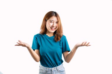 Tatlı yüzlü Asyalı kadın çeşitli el hareketleri yapıyor ve beyaz arka plan fotokopi uzayında izole edilmiş.