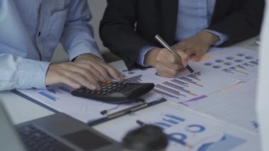 Asya 'daki yaratıcı gençler iş, beyin fırtınası, tanışma, beyin fırtınası, modern ofisteki projeleri tartışıyorlar. İş konsepti, finans, iş arkadaşları takım çalışması. 4k