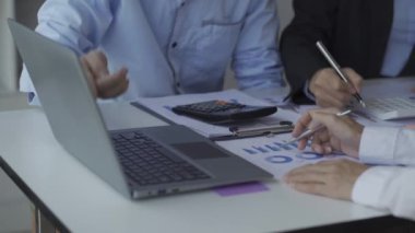 Asya 'daki yaratıcı gençler iş, beyin fırtınası, tanışma, beyin fırtınası, modern ofisteki projeleri tartışıyorlar. İş konsepti, finans, iş arkadaşları takım çalışması. 4k