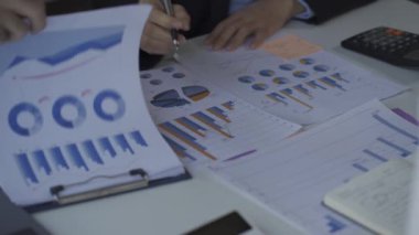 Asya 'daki yaratıcı gençler iş, beyin fırtınası, tanışma, beyin fırtınası, modern ofisteki projeleri tartışıyorlar. İş konsepti, finans, iş arkadaşları takım çalışması. 4k