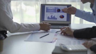 Asya 'daki yaratıcı gençler iş, beyin fırtınası, tanışma, beyin fırtınası, modern ofisteki projeleri tartışıyorlar. İş konsepti, finans, iş arkadaşları takım çalışması. 4k
