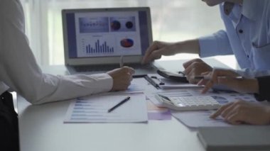 Asya 'daki yaratıcı gençler iş, beyin fırtınası, tanışma, beyin fırtınası, modern ofisteki projeleri tartışıyorlar. İş konsepti, finans, iş arkadaşları takım çalışması. 4k