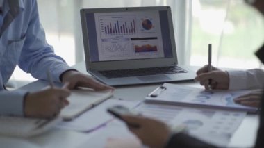 Asya 'daki yaratıcı gençler iş, beyin fırtınası, tanışma, beyin fırtınası, modern ofisteki projeleri tartışıyorlar. İş konsepti, finans, iş arkadaşları takım çalışması. 4k