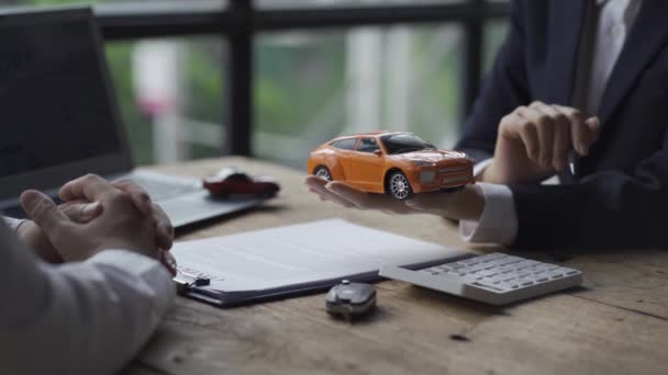 Autó Kereskedők Kínálnak Kamatlábak Autó Részletekre Biztosítás Asztalon — Stock videók