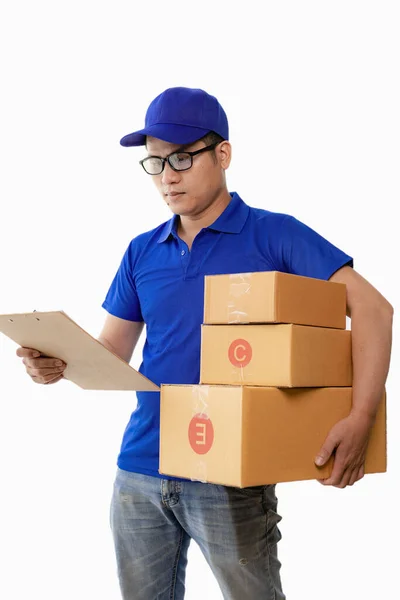 アジア人男性で青Tシャツ身に着けている眼鏡を持っている黄色のボックス白背景配信コンセプト — ストック写真