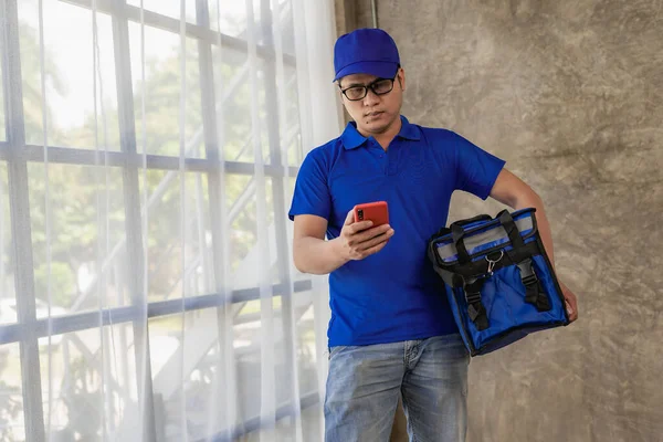 Aziatische Man Blauw Shirt Draagt Bril Met Een Blauwe Tas — Stockfoto