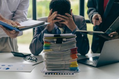 Önünde bir yığın kağıtla çalışmaktan bıkmış bir işadamı ve iki meslektaşı fikir alışverişinde bulundu..