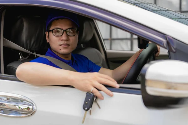 Genç Bir Adam Koltukta Otururken Arabanın Anahtarlarını Gösterir Bir Araba — Stok fotoğraf