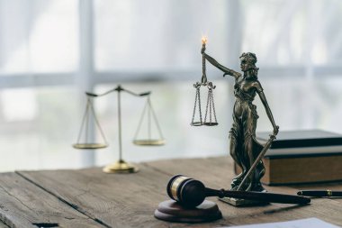 Adaletsizliğin terazisi, hukukun çekici kavramsal hukuk bürosundaki masada oturan kaplan derisi yargıçlar..