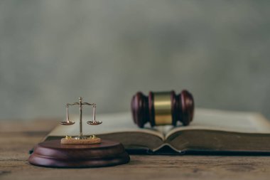 Adaletsizliğin terazisi, hukukun çekici kavramsal hukuk bürosundaki masada oturan kaplan derisi yargıçlar..