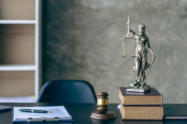 Adaletsizliğin terazisi, hukukun çekici kavramsal hukuk bürosundaki masada oturan kaplan derisi yargıçlar..