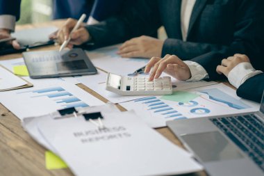 Yeni nesiller, finansal analitik ve iş pazarlama stratejisi projeleri hakkında fikir sunmak ve beyin fırtınası yapmak için birlikte çalışıyorlar..