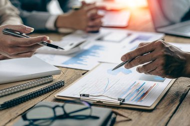 Yeni nesiller, finansal analitik ve iş pazarlama stratejisi projeleri hakkında fikir sunmak ve beyin fırtınası yapmak için birlikte çalışıyorlar..