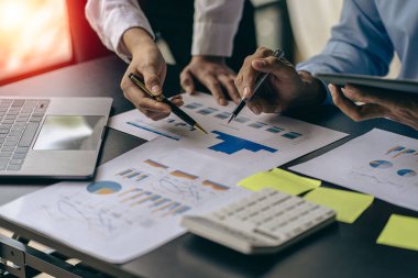 Yeni nesiller, finansal analitik ve iş pazarlama stratejisi projeleri hakkında fikir sunmak ve beyin fırtınası yapmak için birlikte çalışıyorlar..