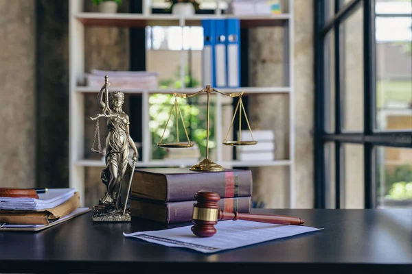 Масштабы Несправедливости Молот Судьи Коже Тигра Столе Концептуальной Адвокатской Конторе — стоковое фото
