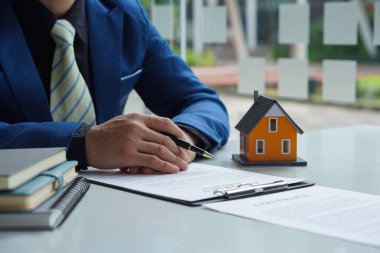 Emlak, iş ve konut yatırımları, inşaat veya konut kredileri için kredi ve yatırım hesap makinesi,