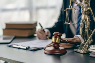 Bilgisayar Çalışma Hukuku Danışma Ofisi 'nde hukuk hizmetleri kavramları. Avukat masada çalışıyor. Çekiç ve teraziler avukatın masasında.