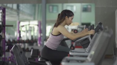 Spor salonunda çalışan, siyah elbiseli ve taytlı iki seksi Asyalı kız. Spor ve spor eğitimi yapmak Sağlıklı yaşam tarzı.