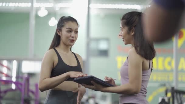 Dos Chicas Asiáticas Agua Potable Negra Hablando Antes Del Ejercicioatleta — Vídeos de Stock