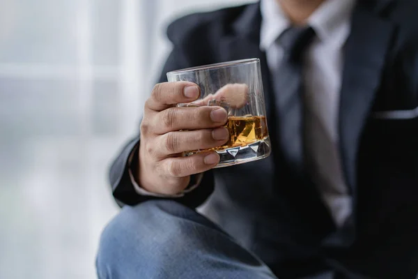 Barman Segura Copo Uísque Gelo Para Convidado Masculino Resto Conceito — Fotografia de Stock