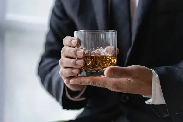 Barman Segura Copo Uísque Gelo Para Convidado Masculino Resto Conceito — Fotografia de Stock