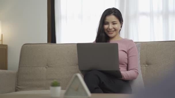 Asiatisk Kvinna Sitter Soffan Med Laptop Knät Och Skriva Snarare — Stockvideo