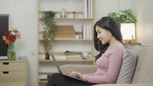 Femme Asiatique Assis Sur Canapé Avec Ordinateur Portable Sur Ses — Video
