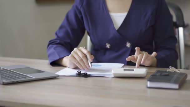 Young Asian Businesswoman Presses Calculator Calculate Income Tax Corporate Income — Stock Video