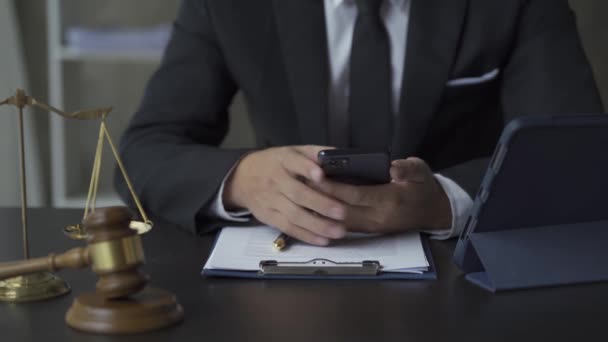 Çevrimiçi Hukuk Danışmanı Hakim Çekiç Terazisi Arka Plandaki Akıllı Telefon — Stok video
