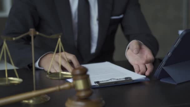 Δικηγόρος Concept Judge Hammer Scales Τοποθετημένος Πλάι Πλάι Δικηγόρος Έγγραφα — Αρχείο Βίντεο