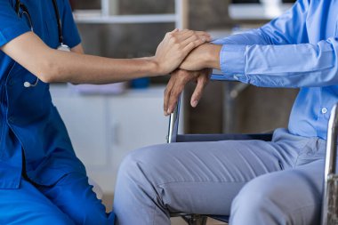 Doktorlar ve hastalar danışır, teşhis koyar, oturur ve konuşurlar. Tıbbi sağlık konseptinde pencerenin yanındaki masada.