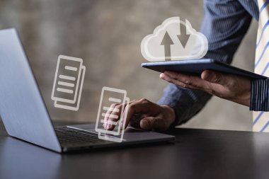 İşadamı dijital belgelerde dizüstü bilgisayar, elektronik belgelerde elektronik imza ve ekranda sanal not defteri kullanıyor. kağıtsız ofis kavramı