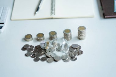 Masada enerji tasarrufu lambaları ve madeni para yığınları Finans ve Tasarruf Fikirleri enerji tasarrufu lambası