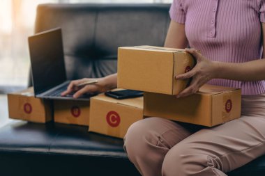 Genç Girişimci Küçük İşletme KOBİ Sahibi Erkek Girişimci Online siparişleri kontrol edin. Hazırlama, paketleme, KOBİ müşterilerine satış, çevrimiçi iş fikirleri, evde satış