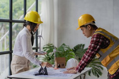 Kadın mühendisler ve yenilenebilir enerji sistemlerinin geliştiricileri güneş panelleri ve masa üstü model evlerle bir araya gelecek. Rüzgar türbinleri ve güneş enerjisi ile yenilenebilir enerji kullanımı tasarlamak için.