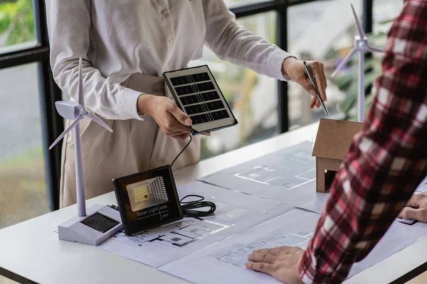 Kadın mühendisler ve yenilenebilir enerji sistemlerinin geliştiricileri güneş panelleri ve masa üstü model evlerle bir araya gelecek. Rüzgar türbinleri ve güneş enerjisi ile yenilenebilir enerji kullanımı tasarlamak için.